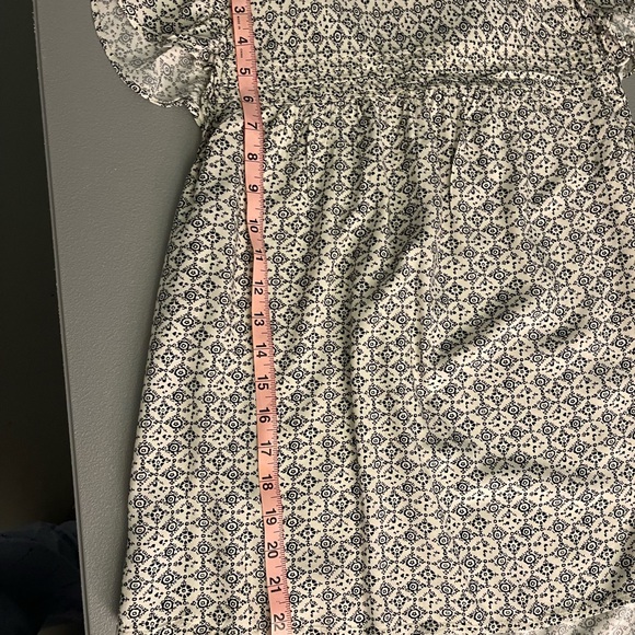 Loft Outlet in good condition flutter sleeve, ruffled next top. Size Medium - Picture 10 of 13